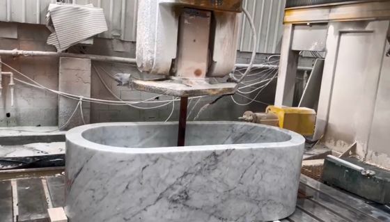 5-осевой CNC-маршрутизатор с 20 кВт BT40 шпиндель True 5-осевое одновременное управление и гибридный дизайн стола для прецизионной резки камня
