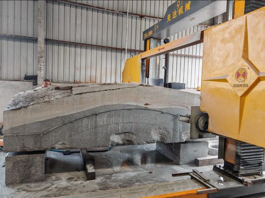 Двигательная тяжелая бриллиантовая дротовая пила с 3500 * 3500 * 2200 мм Максимальный размер обработки и управление CNC / PLC для высокоточной резки камня