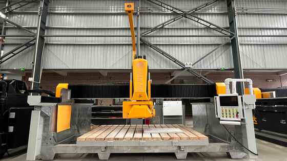 4-осевая интеллектуальная мостовая машина для резки камня с 600 мм лезвием пилы высококачественная ЦНС-система для обработки гранитных мраморных плиток