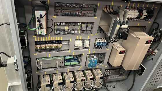 5-осевой мостовой камнерезный станок с итальянской системой DDX, пильным диском 900 мм и точностью резки ±0,1 мм