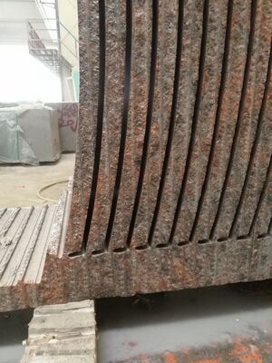 4-осевая CNC бриллиантовая дротовая пила с 360° серво-ротационным столом 16-поверхностный скользящий путь и 28 подъемных колес для мраморного гранита