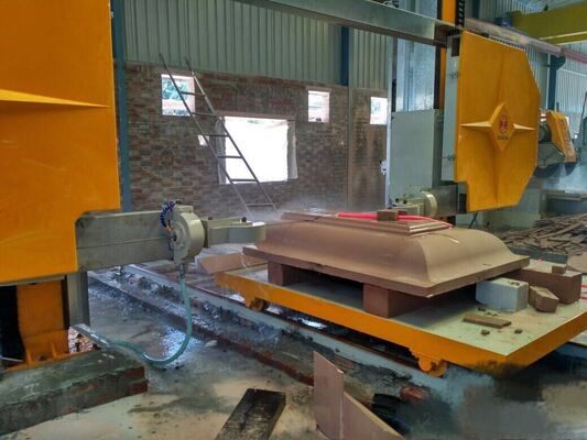 4-осевая CNC бриллиантовая дротовая пила с 360° серво-ротационным столом 16-поверхностный скользящий путь и 28 подъемных колес для мраморного гранита