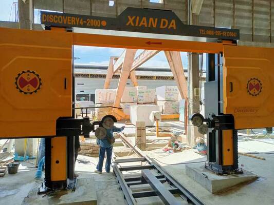 4-осевая CNC бриллиантовая дротовая пила с 360° серво-ротационным столом 16-поверхностный скользящий путь и 28 подъемных колес для мраморного гранита