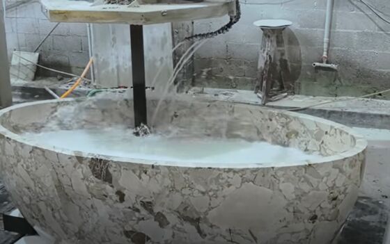 Машина для резки мостовой пилы с 5-осевым маршрутизатором с 5-осевым одновременным управлением, 20 кВт БТ40 шпиндель и гибридный дизайн стола