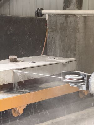 Высокоточный станок для резки алмазной проволокой XIANDA CNC-2500SA с грузоподъемностью 20 тонн и сервоприводным поворотным столом на 360 градусов для профилирования камня