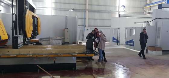 4-осевая CNC бриллиантовая проволочная пила с 360° серво-ротационным столом и 20-тонной грузоподъемностью для резки камня