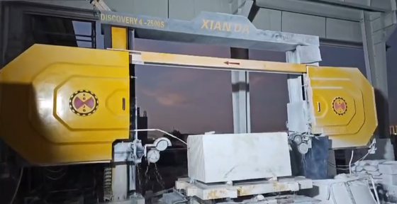 Xianda 4-осевая CNC бриллиантовая проволочная пила с 360° серво-ротационным столом и 20-тонной грузоподъемностью для резки камня