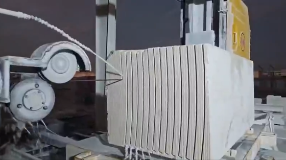 Xianda 4-осевая CNC бриллиантовая проволочная пила с 360° серво-ротационным столом и 20-тонной грузоподъемностью для резки камня