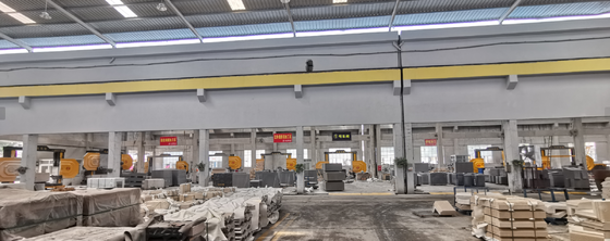 Xianda 4-осевая CNC бриллиантовая проволочная пила с 360° серво-ротационным столом и 20-тонной грузоподъемностью для резки камня